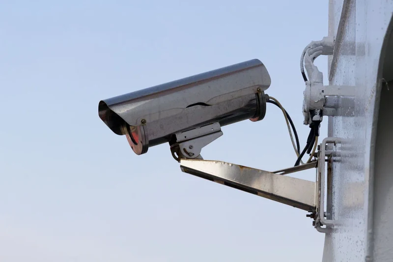 Kamera monitoringu na wysięgniku przy ścianie budynku