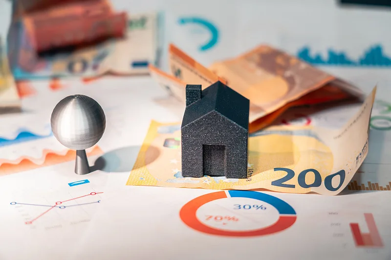Model domu na banknotach i wykresach, symbol dopłaty do wymiany źródła ciepła